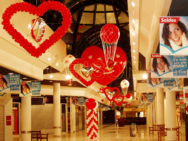 Orison - Décoration galerie marchande avec des ballons gonflables