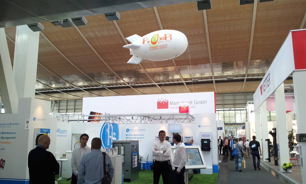 Abarella - Orison - Zeppelin de 4 mètres avec impression, gonflage à l'hélium et installation sur stand